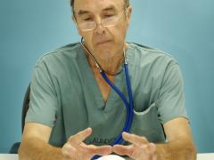 Een arts met een glazen bol.