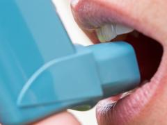 Een inhalator aan een mond.