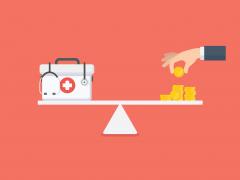 Illustratie van een weegschaal waarop aan de linkerkant een EHBO-doos ligt en aan de andere kant een stapel munten.