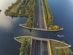 Een weg onderbroken door water