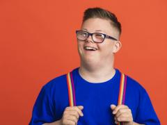 Een jongen met bretels aan.