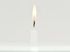 Een brandende kaars.