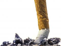 Een uitgedrukte sigarettenpeuk.