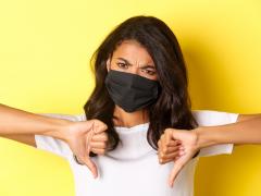 Vrouw die duimen omlaag houdt