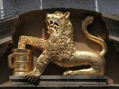 Een gouden leeuw.