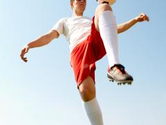 Kind met voetbal op de knie