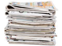 Foto: Paket/iStock.com Stapel kranten