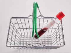 Foto: Aha-Soft/shutterstock Winkelmandje met reageerbuis erin