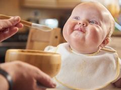 Baby die gevoerd wordt