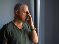 Man met hand tegen het hoofd