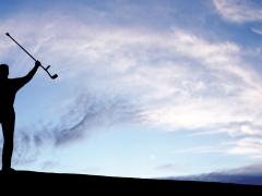 Man die zijn krukken omhoog houdt