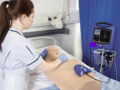 Medewerker met oefenpop