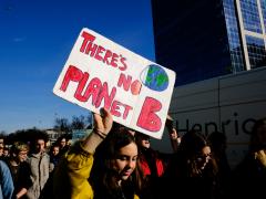Demonstranten met een bord: there's no Planet B