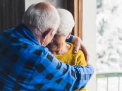 Een ouder koppel dat elkaar omhelsd