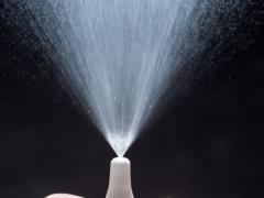 Iemand die in de lucht sprayt