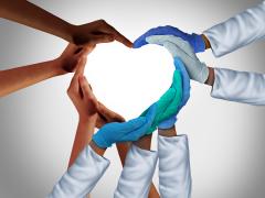 Handen die samen een hart vormen