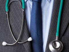 Een man met een pak en stethoscoop