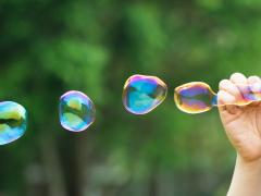 Zeepbellen op een groene achtergrond