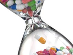 Een zandloper waar pillen doorheen stromen