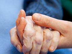 Twee handen die elkaar vasthouden