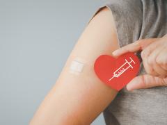 Gevaccineerde arm met daarbij een hartje met daarop een injectiespuit 