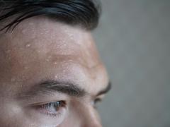 Een man met een bezweet voorhoofd