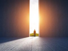 Iemand die in de deuropening staat 