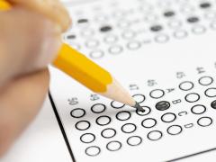 Iemand die een multiple choice formulier invult