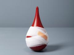 Een bloeddruppel met een verband eromheen