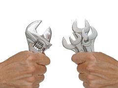 twee handen die gereedschap vasthouden