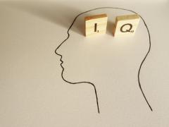 Tekening van profiel met scrabble letters IQ erop