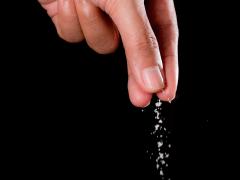 Iemand die zout strooit