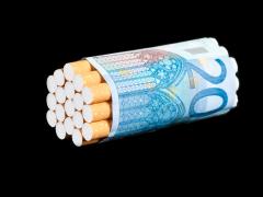 Foto: MihaiPetre/iStock.com Cigaretten gerold in een biljet van 20 euro