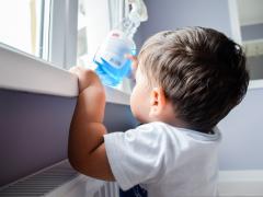 Kind dat fles schoonmaakmiddel pakt