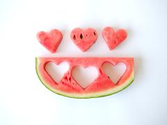Hartjes gesneden uit een stuk watermeloen