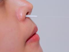 Vrouw die een COVID test krijgt