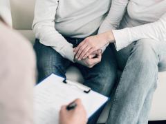 Twee mensen waarbij een vragenlijst doorlopen wordt