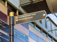 Een bordje met spoedeisende hulp erop