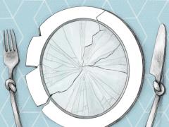 Een beschadigd bord met bestek waar een knoop in zit