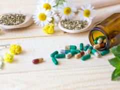 Bloemen, kruiden en pillen op een tafel