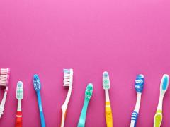 Een rijtje tandenborstels