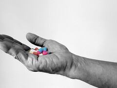 Handje met pillen