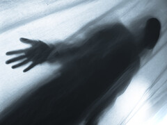 Illustratie van een lichaam op een plastic zeil