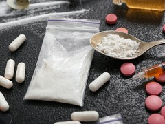 tafel met verschillende drugs