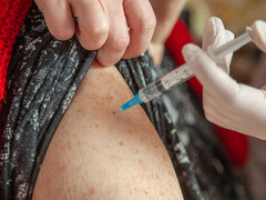 Iemand die een prik krijgt in de bovenarm