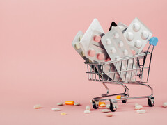 Winkelkarretje met medicijnen erin.
