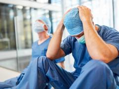 Artsen met mondkapjes die uitrusten