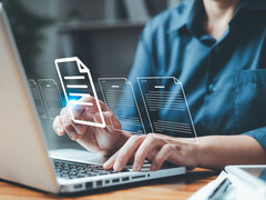 Illustratie van computer waar brieven uitkomen